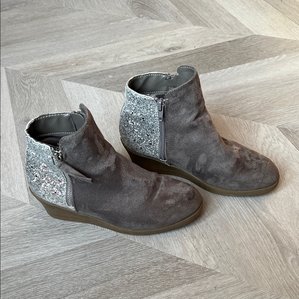 Report Gray and Silver Kids Boots